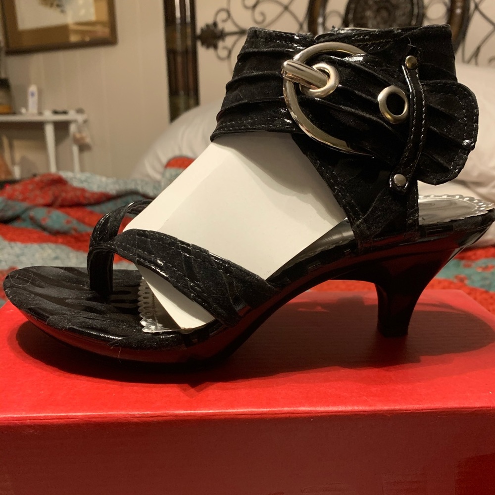 Black low heel Sandal